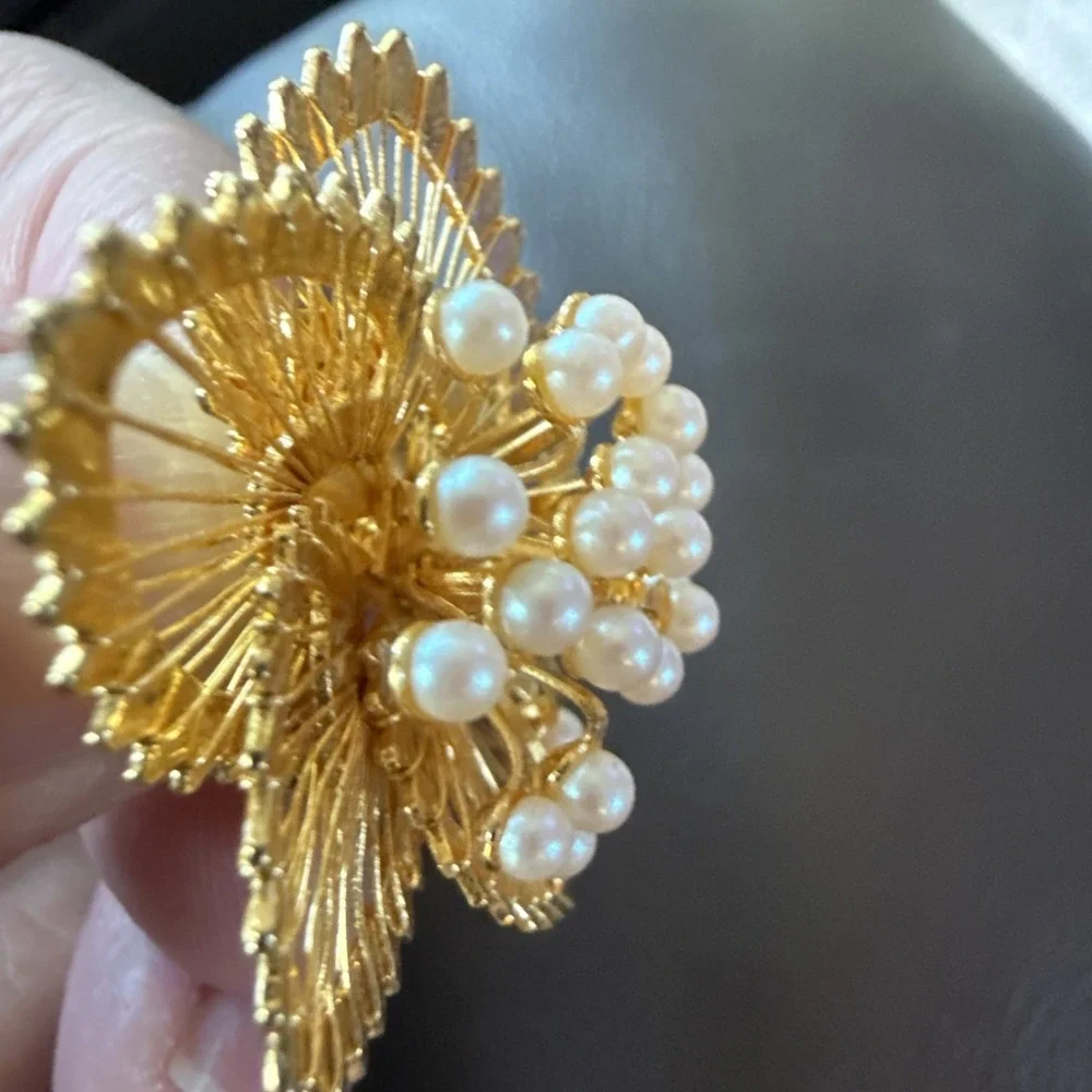 VTG Gold Tone Faux Pearl Starburst Brooch/Pin. 27